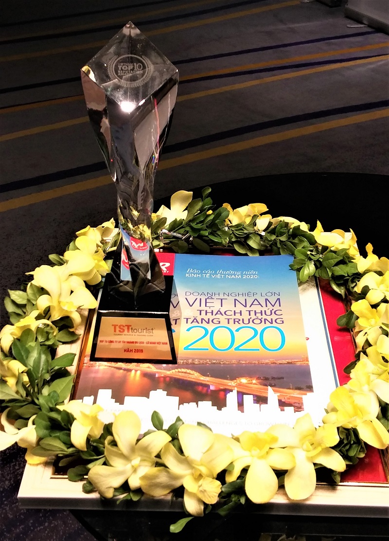 TST-tourist-lan-thu-3-lien-tiep-nhan-giai-thuong-Top-10-cong-ty-uy-tin-nganh-du-lich-lu-hanh-2
