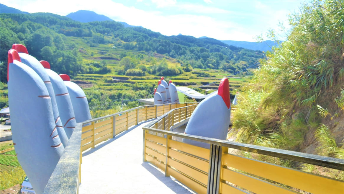 TSTtourist-cau-vang-da-nang-phien-ban-son-mong-tay-do-1