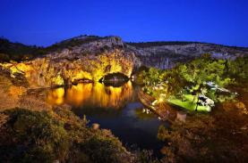 Không chỉ là một kỳ quan Hy Lạp, hồ nước này còn ẩn chứa điều kỳ diệu