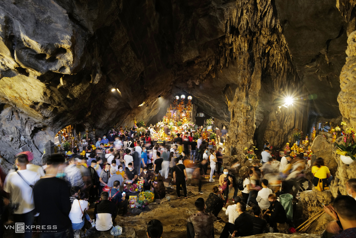 TSTtourist-luu-y-khi-du-lich-chua-huong-nam-2022-2