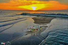 Đón bình minh bên kè chắn sóng phủ kín rêu xanh ở Quảng Ngãi