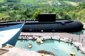 Mô hình tàu ngầm Kilo trên núi Khánh Hòa thu hút du khách