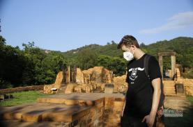 Khách Tây không ngớt trầm trồ vẻ đẹp cổ kính của Thánh địa Mỹ Sơn