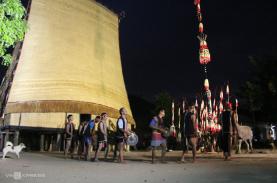 Người Ba Na vót tre nứa, lợp nhà rông