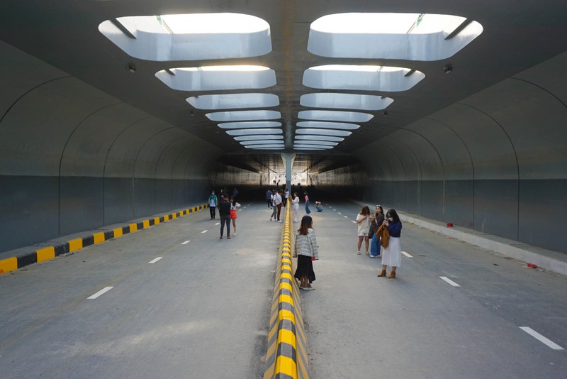 TSTtourist-gioi-tre-thich-thu-checkin-tai-ham-chui-nhieu-cua-so-troi-o-da-nang-1