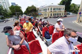 Du khách nước ngoài đang kẹt ở Việt Nam làm thủ tục gia hạn thế nào?