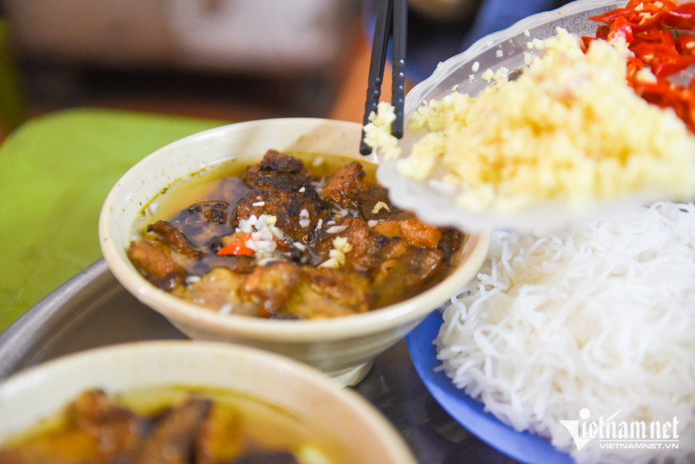 TSTtourist-quan-bun-cha-nup-ngo-hep-pho-co-khach-ta-me-man-khach-tay-keo-ca-lang-toi-an-8