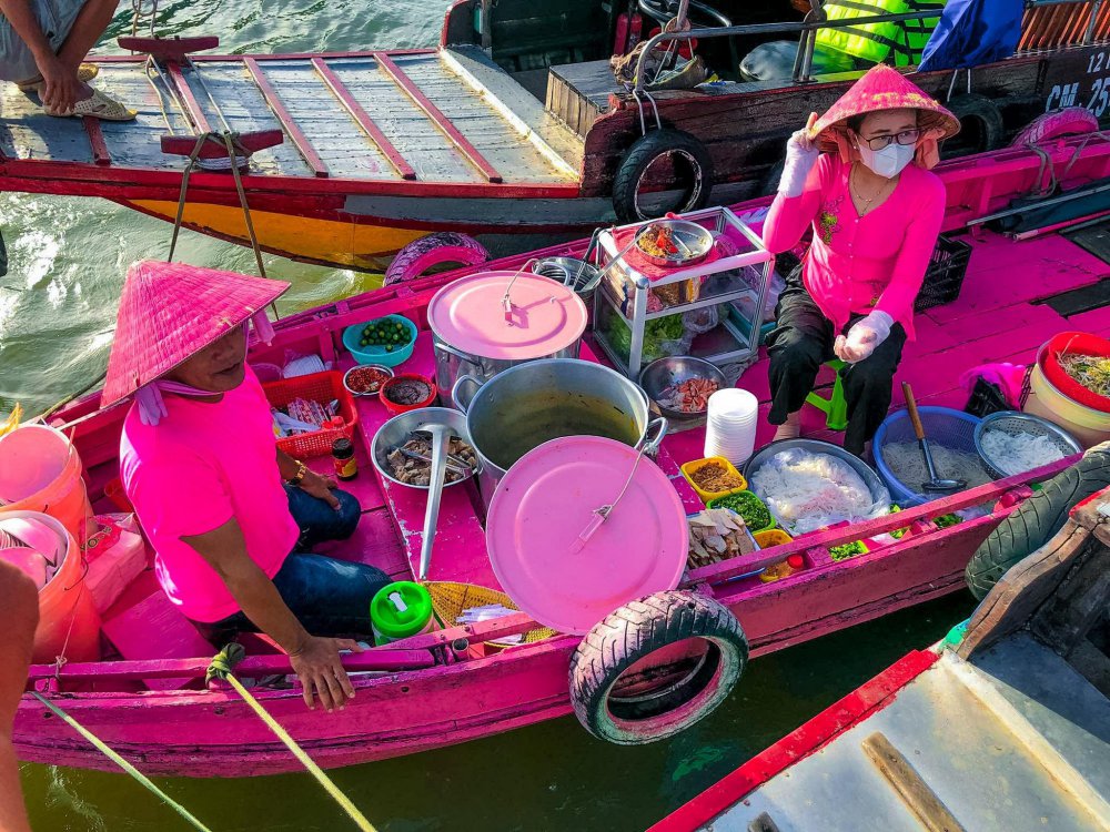 TSTtourist-ghe-bun-rieu-mau-hong-cho-cai-rang-noi-ban-bat-hut-du-khach-am-am-2