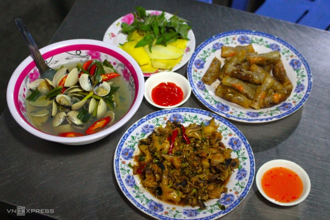 TSTtourist-quan-oc-kho-tim-o-quy-nhon-ngay-nao-cung-dong-khach-2