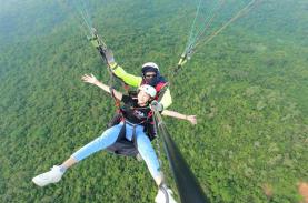 Bay dù lượn mạo hiểm, tốn kém nhưng hút khách