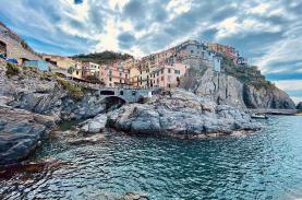Manarola, ngôi làng sắc màu nằm vắt vẻo bên bờ biển ở Ý