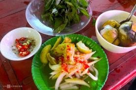 Hàng trứng vịt lộn ăn kèm cóc ngâm đắt khách