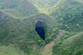 Hố sụt có cả khu rừng bên trong ở Trung Quốc
