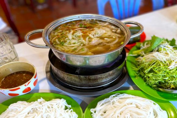 Quán lẩu bò có không gian 'rộng như chợ'