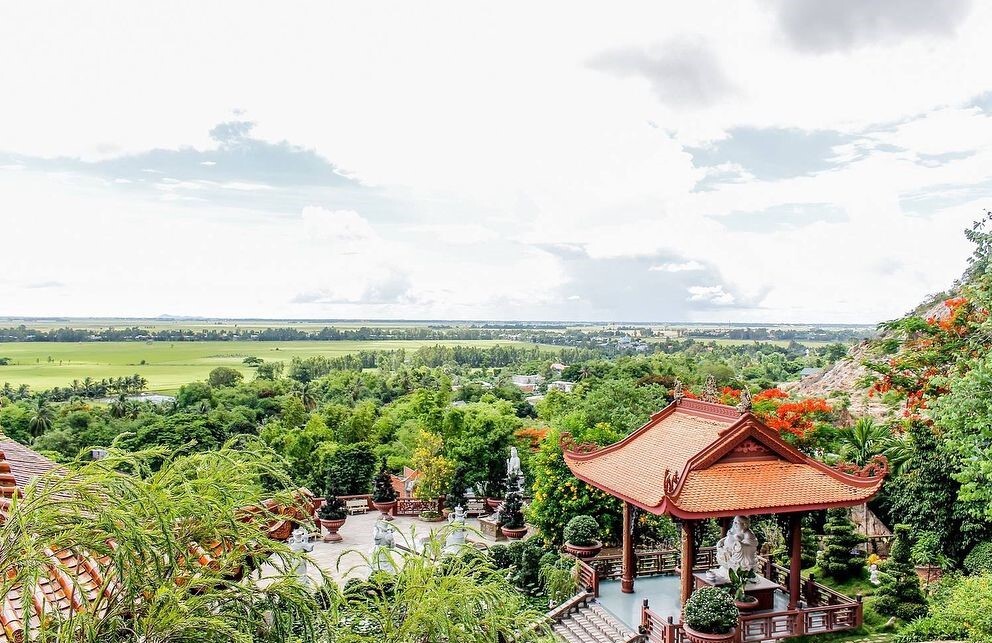 TSTtourist-ngoi-chua-mien-tay-gan-voi-chuyen-ke-ve-cap-ran-khong-lo-2