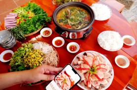 Cá tra nhúng mẻ đãi khách đến An Giang