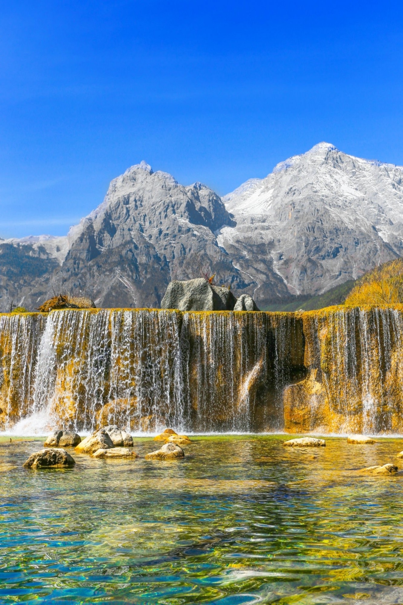 Vẻ đẹp Núi tuyết Ngọc Long mùa cây thay lá