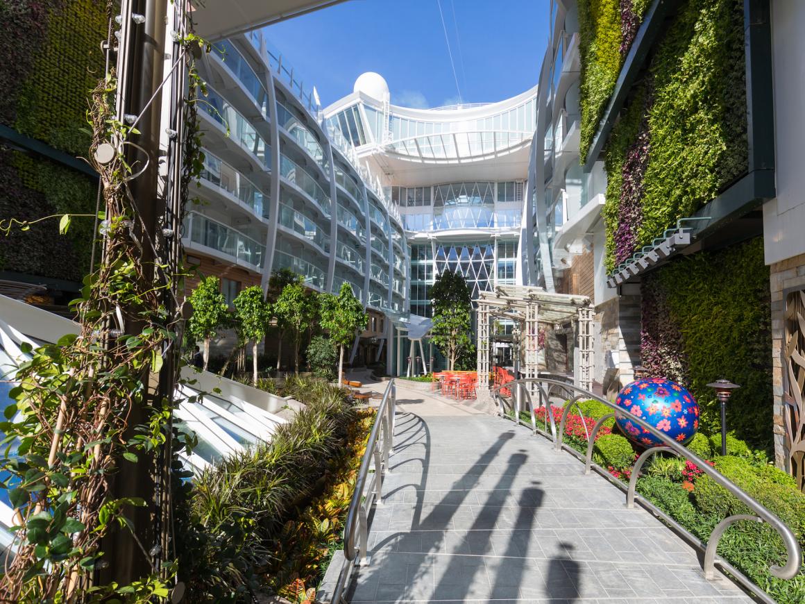 Khu trung tâm Central Park với hơn 20.700 cây xanh trên du thuyền lớn nhất thế giới