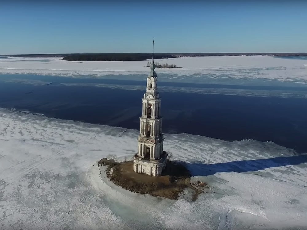 TSTtourist-7-thi-tran-duoi-nuoc-hut-khach-du-lich-1