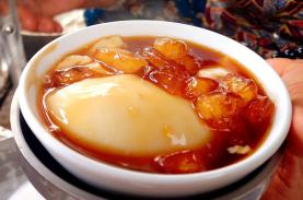 Gánh tàu hũ đường mật bán không ngừng tay