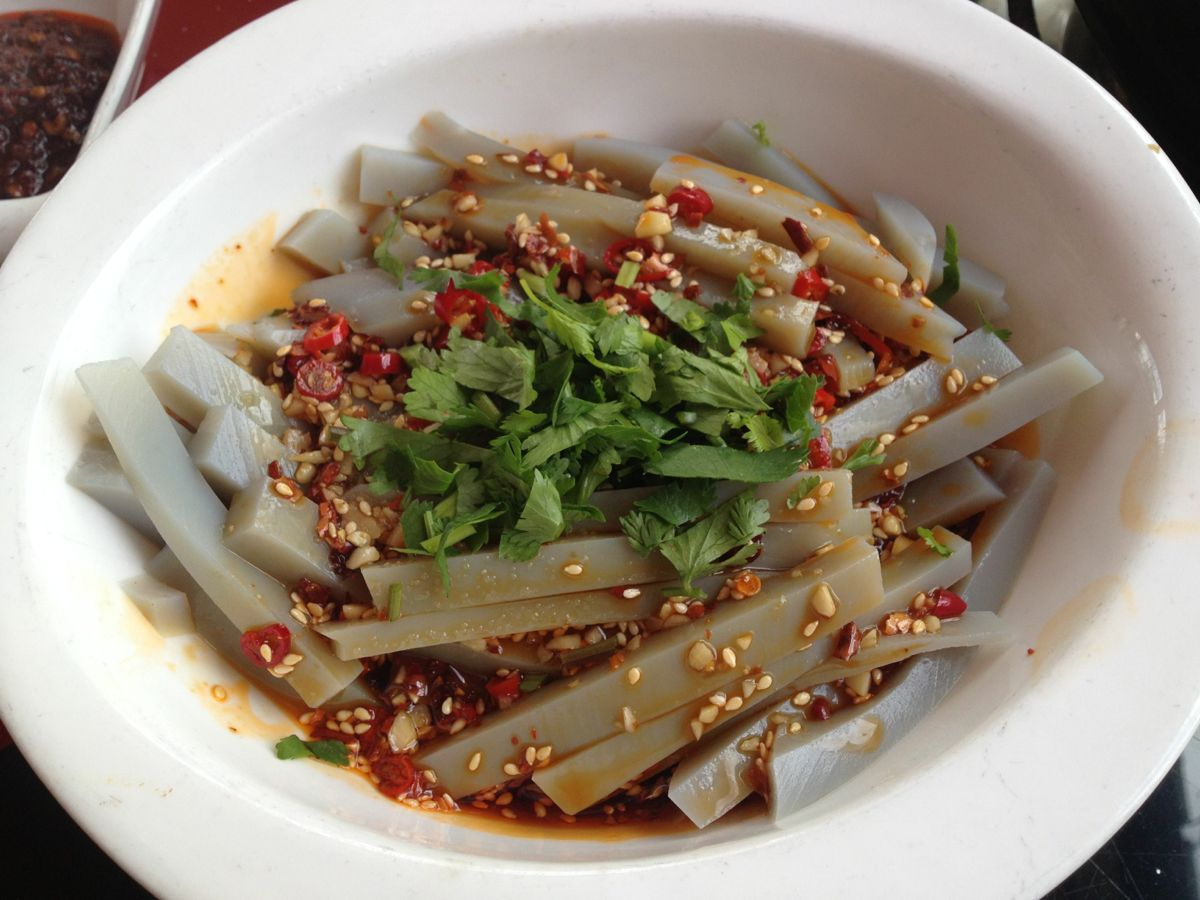 Từ nguyên liệu quen thuộc, người dân ở Lệ Giang đã sáng tạo nên món vặt độc đáo và lạ miệng níu chân du khách