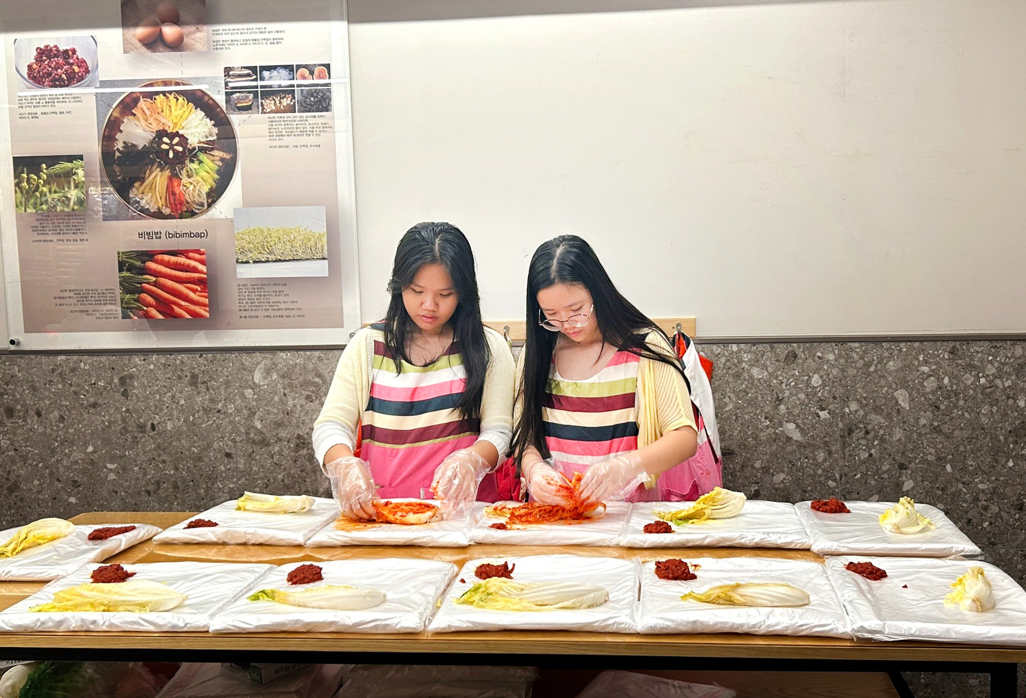 Du khách trải nghiệm làm kim chi trong tour du lịch Hàn Quốc của TSTtourist