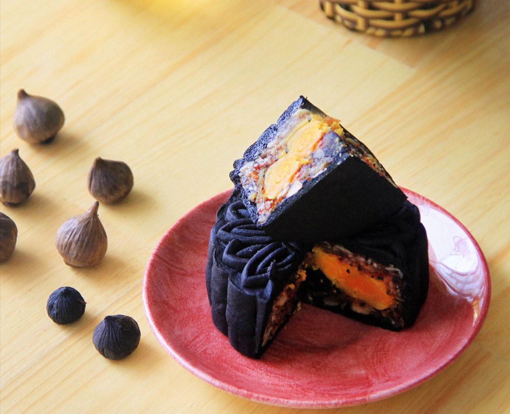 Bánh Trung thu tỏi đen khá là kén người ăn nhưng hương vị vô cùng độc lạ