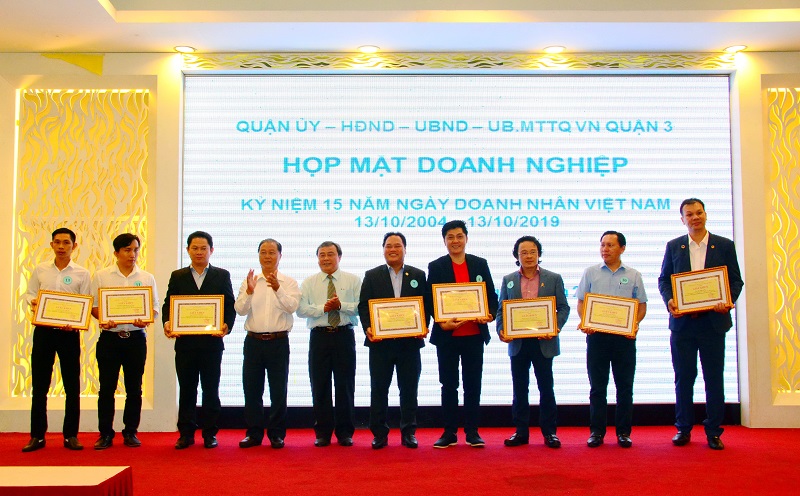 Lanh-dao-TST-tourist-nhan-bang-khen-cua-Quan-3-2