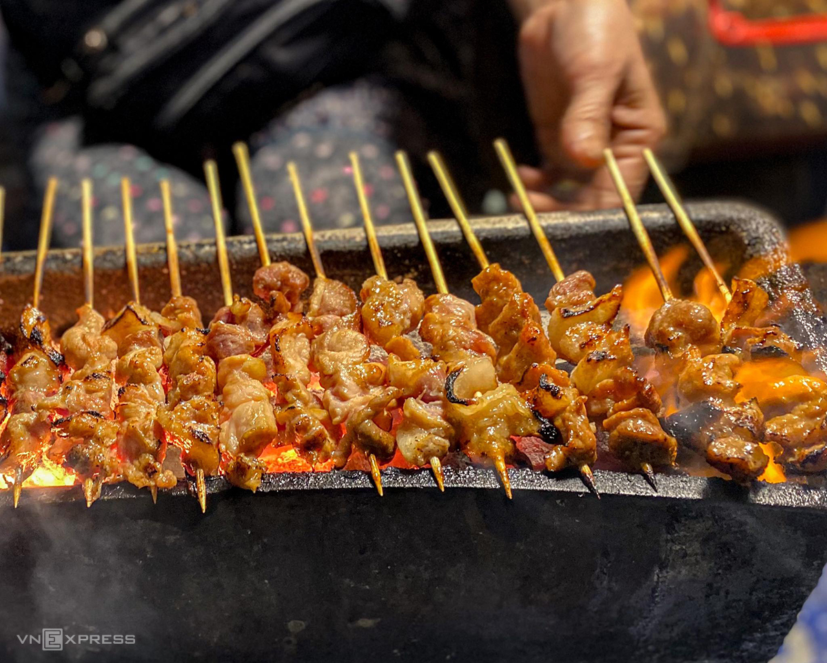 TSTtourist-quan-thit-nuong-ban-hon-1-000-xien-mot-buoi-2