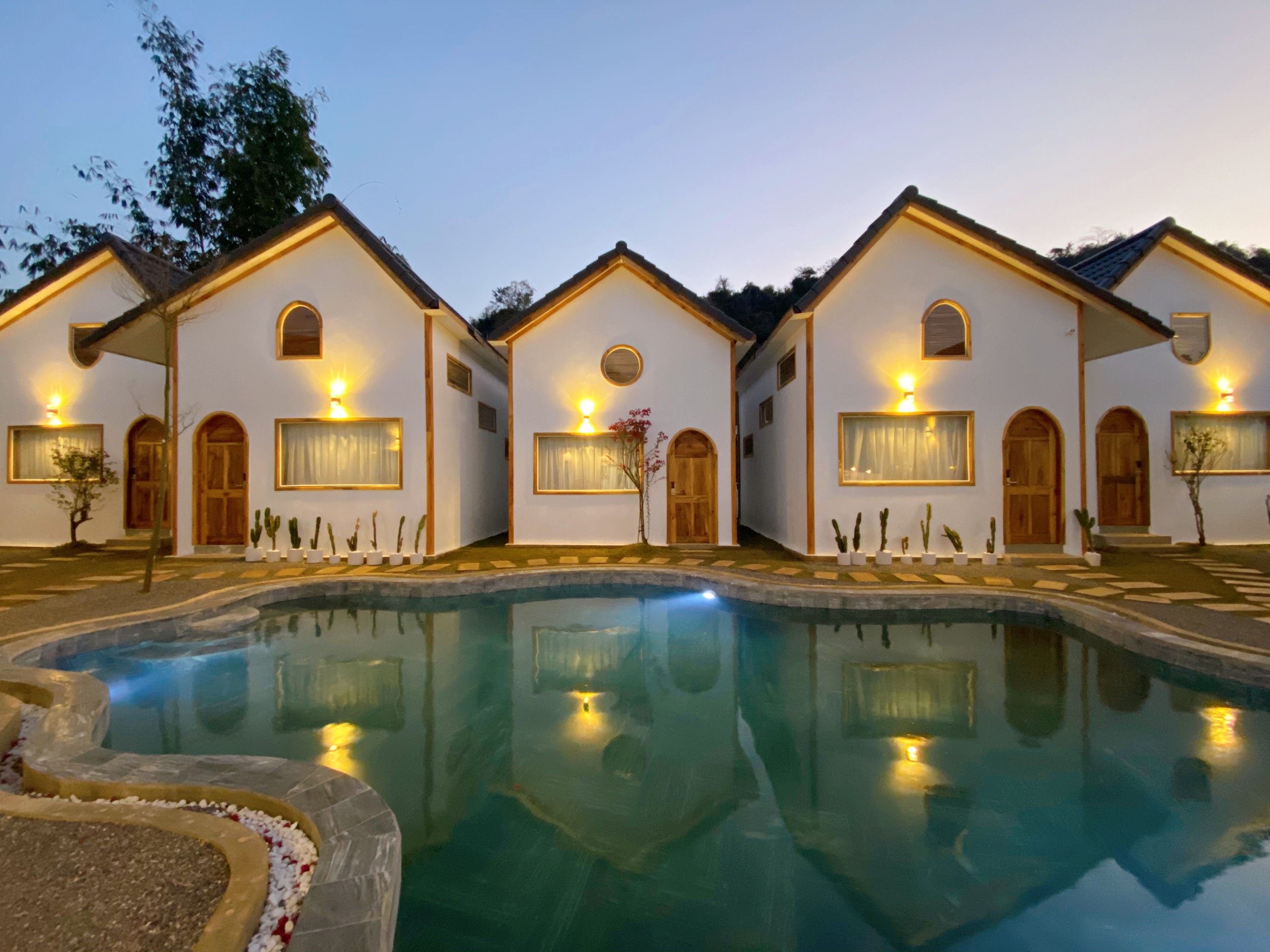 TSTtourist-roi-ha-noi-theo-duoi-dam-me-homestay-tren-nui-duoi-bien-2