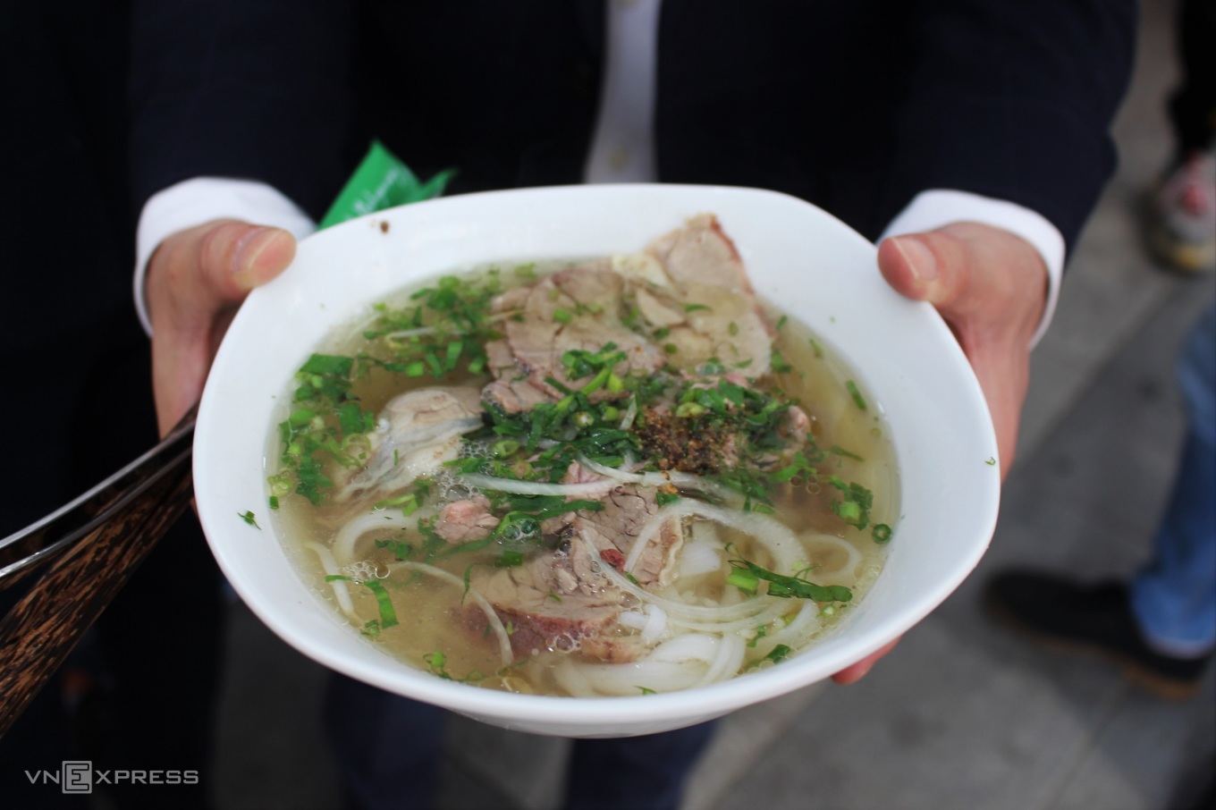 TSTtourist-3-tiem-pho-duoc-thuc-khach-chon-den-sau-gian-cach-1