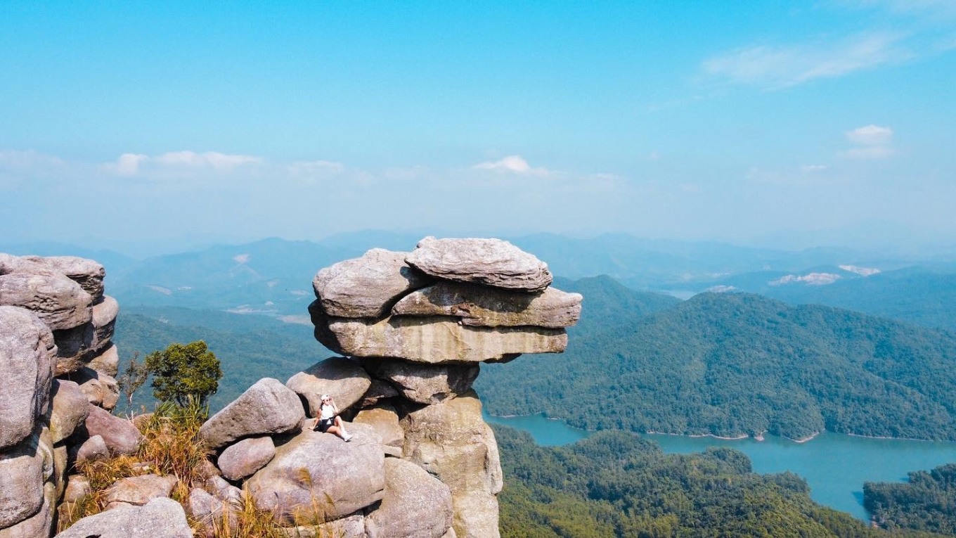 TSTtourist-khoi-da-xep-chong-chenh-venh-day-khong-do-1