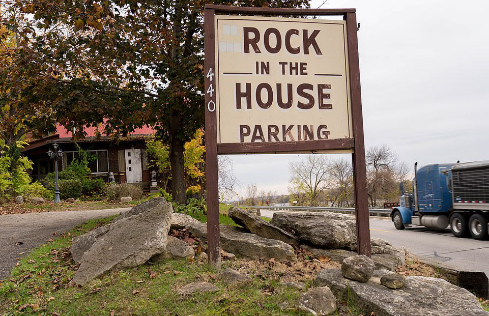 TSTtourist-ngoi-nha-bi-tang-da-bo-doi-1