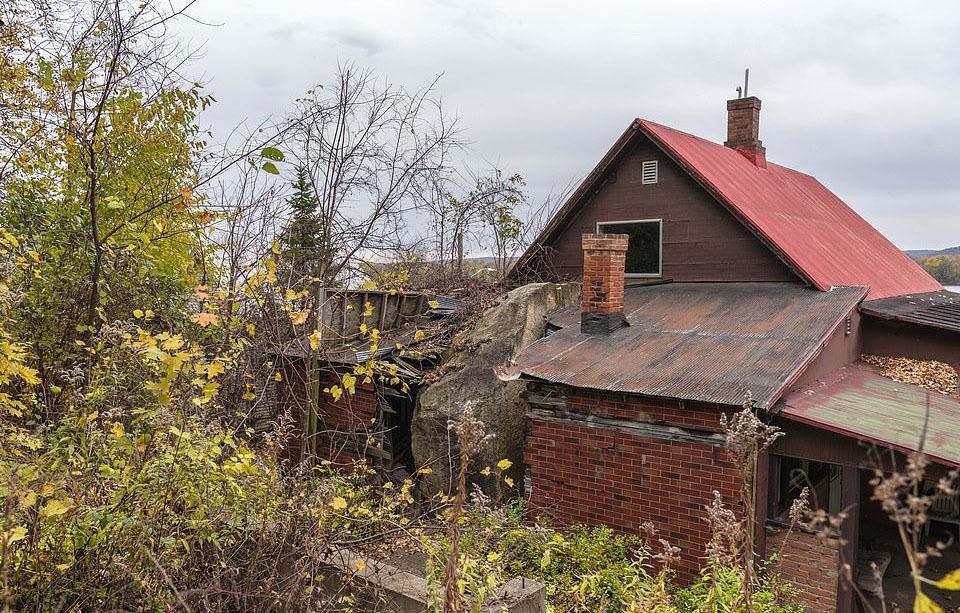 TSTtourist-ngoi-nha-bi-tang-da-bo-doi-2