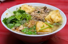 Hàng bánh đúc nóng hơn 30 năm ở Hà Nội