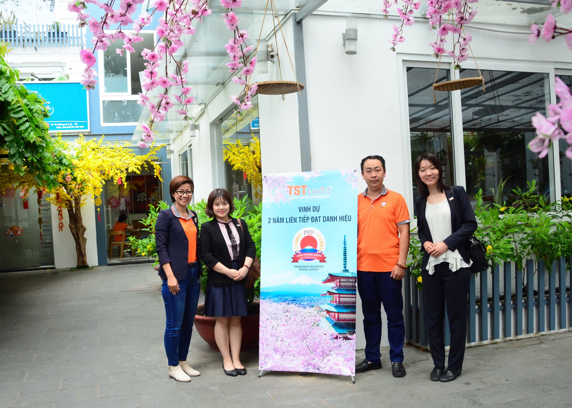 1_-_Ba_Enomoto_Miho__den_tham_va_chup_anh_luu_niem_tai_TST_tourist